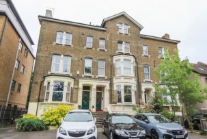 Apartment to Let  in Croydon