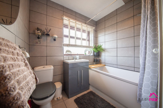  For Sale in Windsor Avenue, NEWTON-LE-WILLOWS | Jump-Pad – Newton-le-Willows - 11